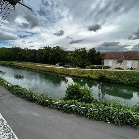 F2+ Au Bord De L'Eau Moret-sur-Loing Exterior photo