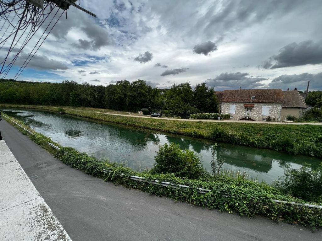 F2+ Au Bord De L'Eau Moret-sur-Loing Exterior photo